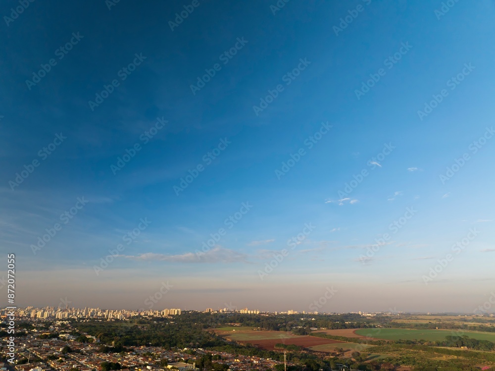 Fototapeta premium Foto aérea da cidade de Campinas, uma das maiores cidades do estado de São Paulo