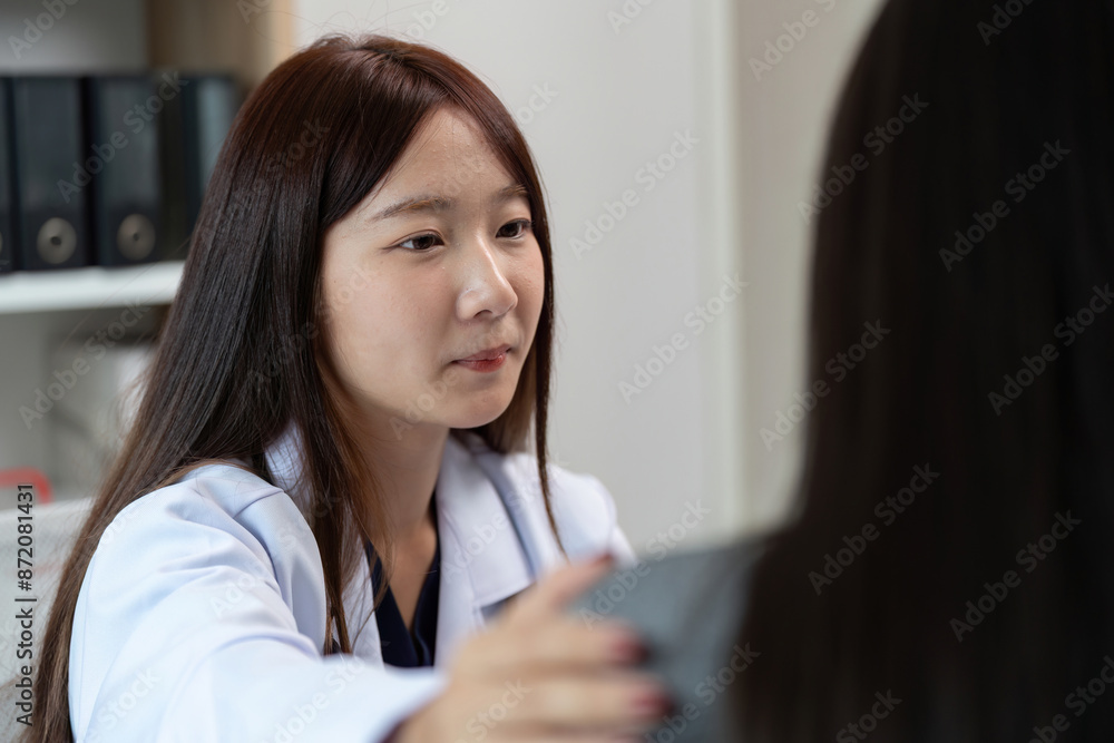Obraz premium Female Doctor Consulting Patient in Modern Medical Office, Professional Healthcare Service, Doctor-Patient Interaction