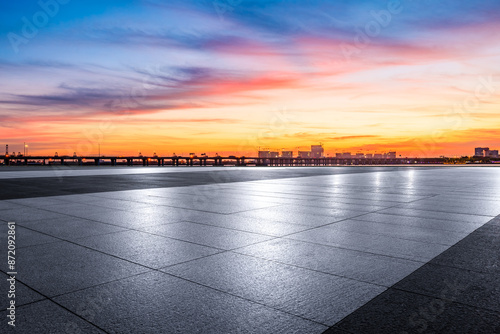 Obraz na płótnie Empty square floor and beautiful sky clouds natural landscape at sunset. car background. w salonie