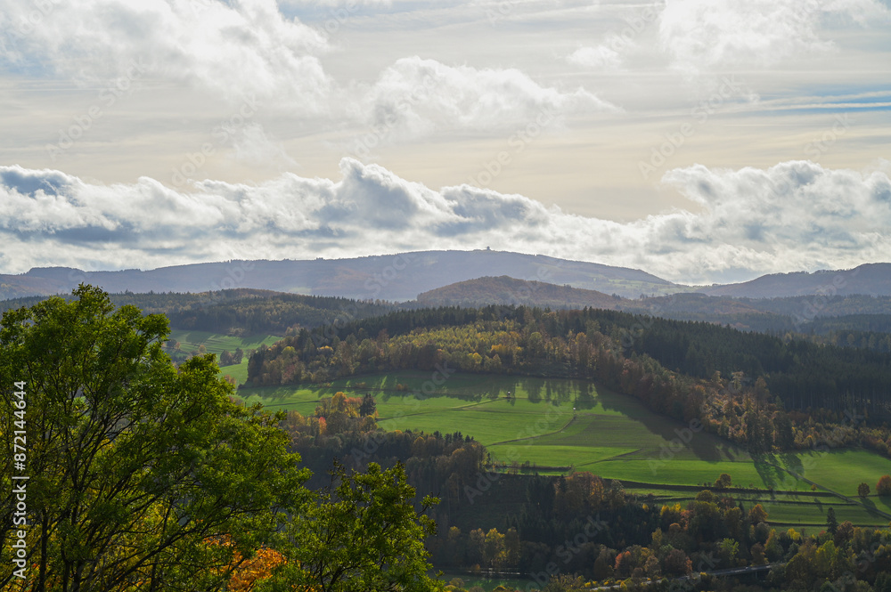 Obraz premium Herbstlicher Panorma-Ausblick auf die schöne Landschaft der hessischen Rhön, mit Herbst Wäldern, Wiesen und einem kleinem Dorf bei Hilders, Herbstlaub, Hilders, Hessen, Deutschland