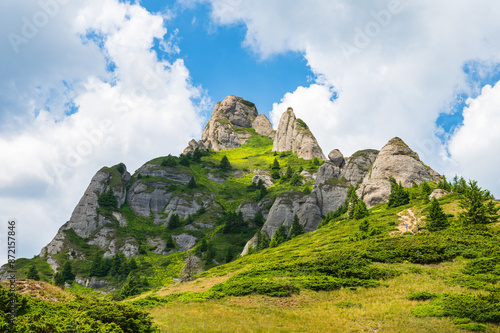 Beliebtes Ziel für Bergwanderungen in den rumänischen Karpaten: Ciucas Gipfel (1954m) bei Brasov in Rumänien photo