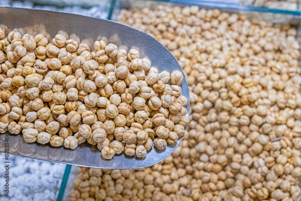 Obraz premium Roasted salted chickpeas sold in the market.