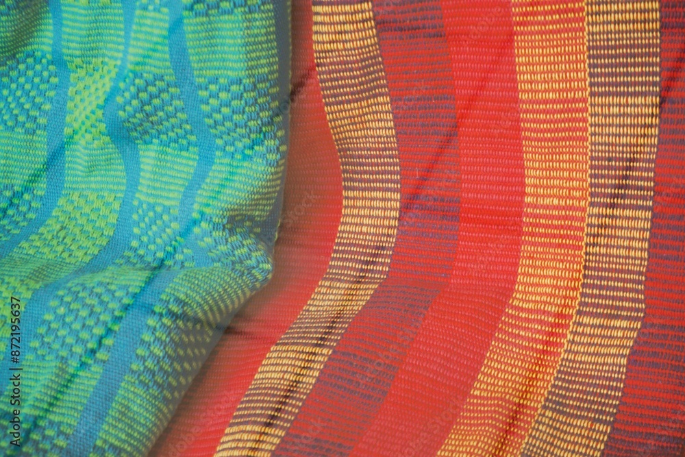 Fototapeta premium Bunte hängende Stoffe aus Baumwolle mit Karomuster 