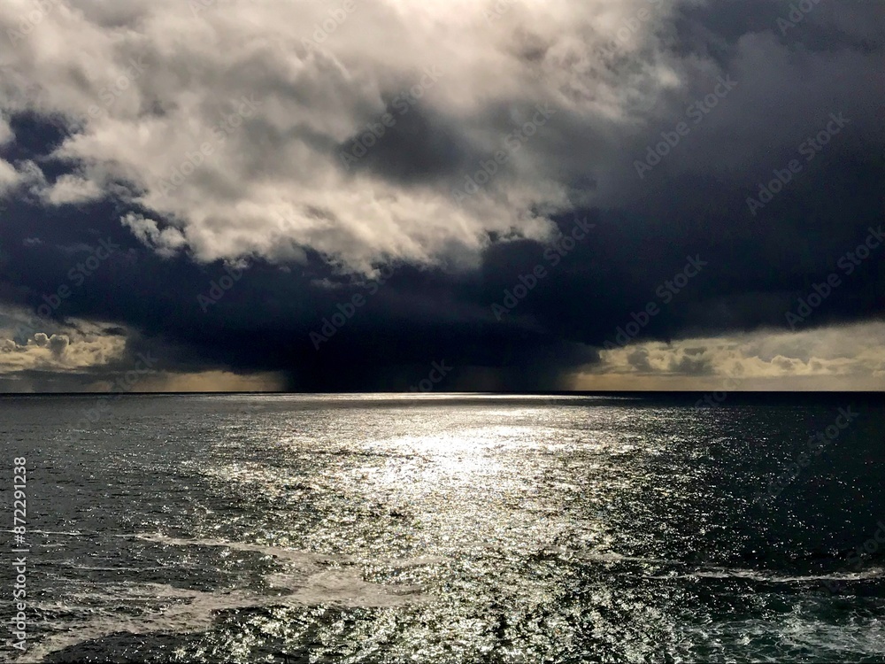 Obraz premium Afternoon Rain Storm in the Pacific Ocean