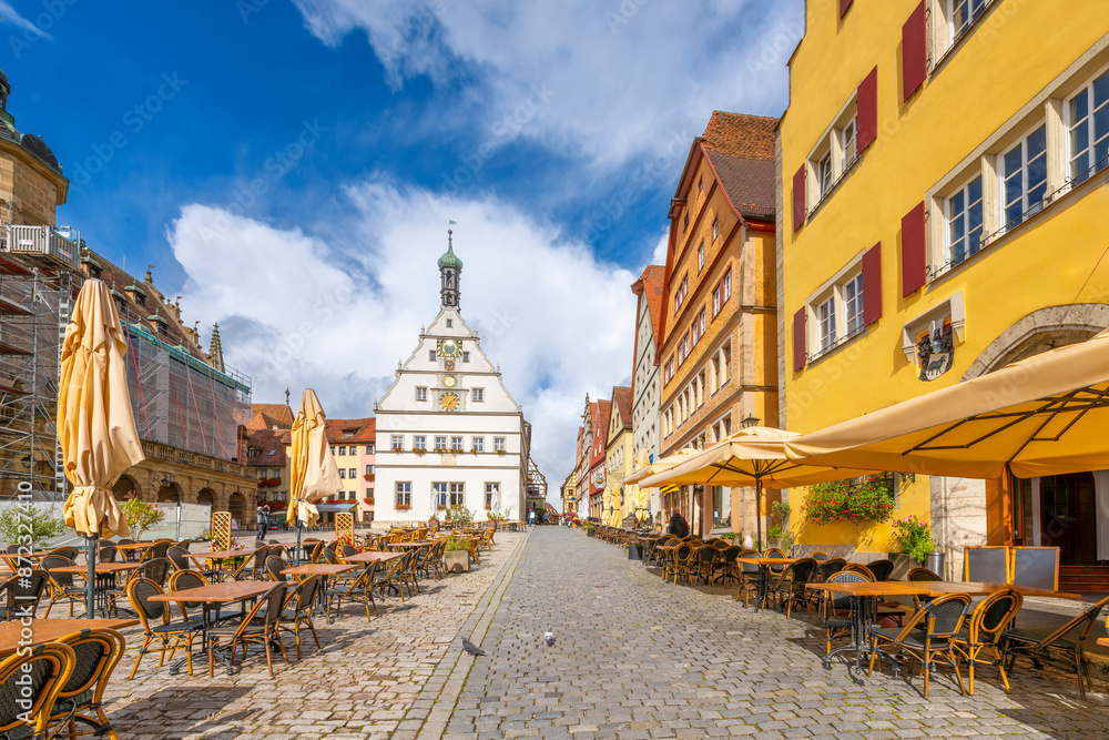 Obraz premium The central main town and market square Marktplatz, full of shops and sidewalk cafes in front of the Ratstrinkstube Clock Tower at city hall.