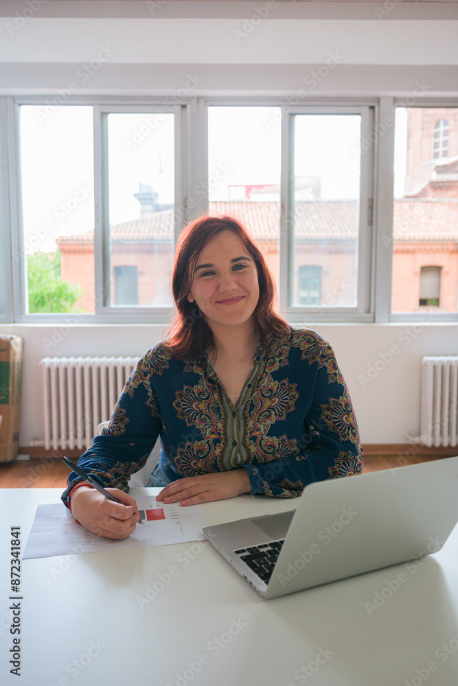 © ADDICTIVE STOCK - Happy businesswoman working in a well-lit office space © ADDICTIVE STOCK - Happy businesswoman working in a well-lit office space