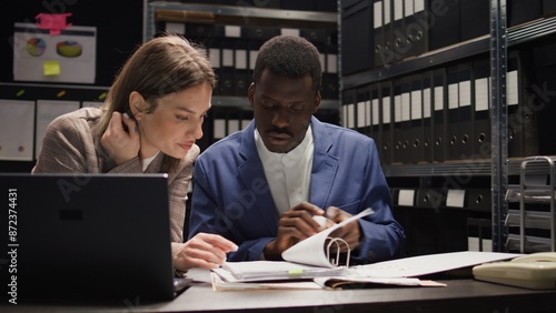 Foto Multiethnic team of private detectives conducts a discreet inquiry, analyzing evidence and investigating records
