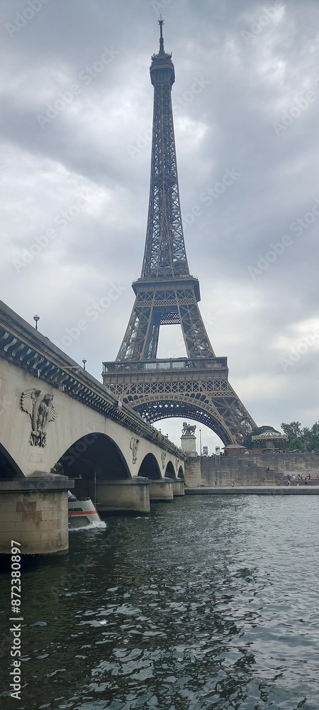 Obraz premium eiffel tower city