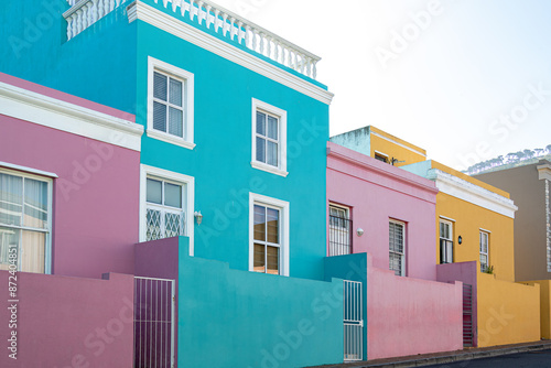 Casas coloridas do bairro cultural de Bo Kaap na cidade do Cabo em dia com céu claro. photo