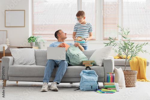 Father and his little son w...