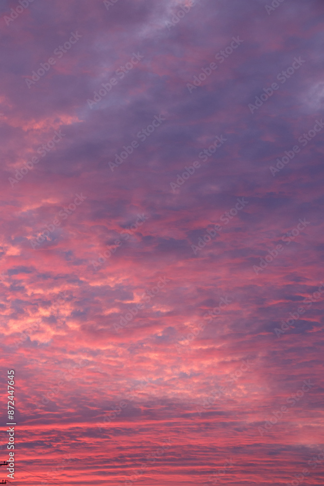 Obraz premium Beautiful sunset sky with a mix of pink, purple, and blue hues, creating a serene and picturesque scene.