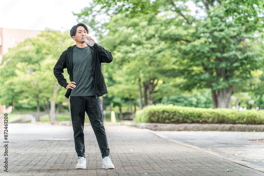 公園で運動・ウォーキング・トレーニングをして水を飲む若いアジア人男性(水分補給)
公園で運動・ウォーキング・トレーニングをして水を飲む若いアジア人男性(水分補給)