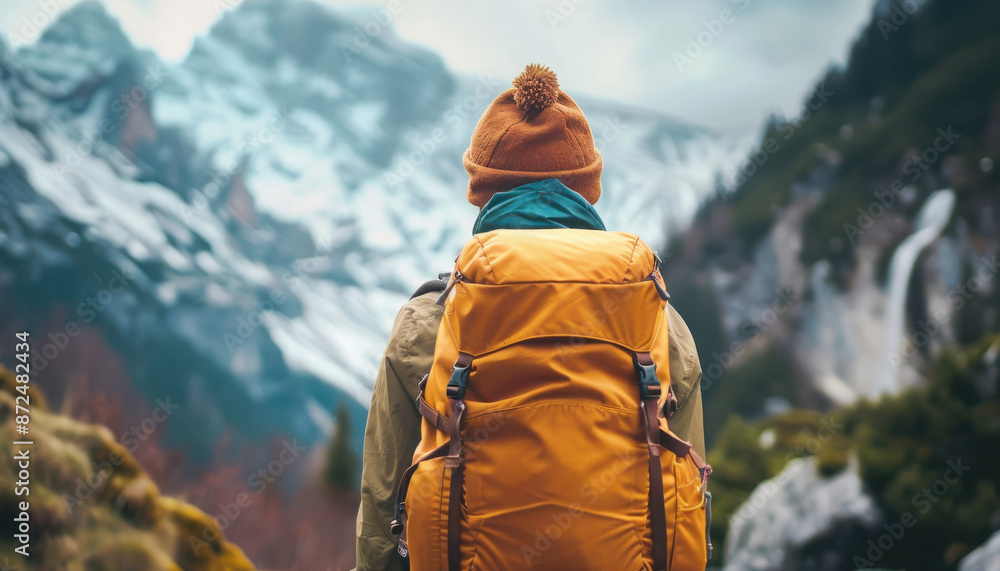 Naklejka premium hiker in the mountain