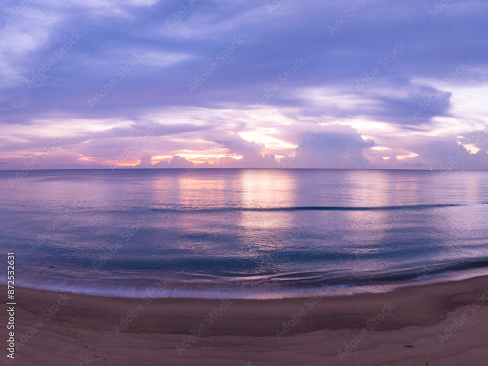 Obraz premium Nature beautiful Light Sunset or sunrise over sea, Colorful dramatic majestic scenery Sky with Amazing clouds and waves in sunset sky