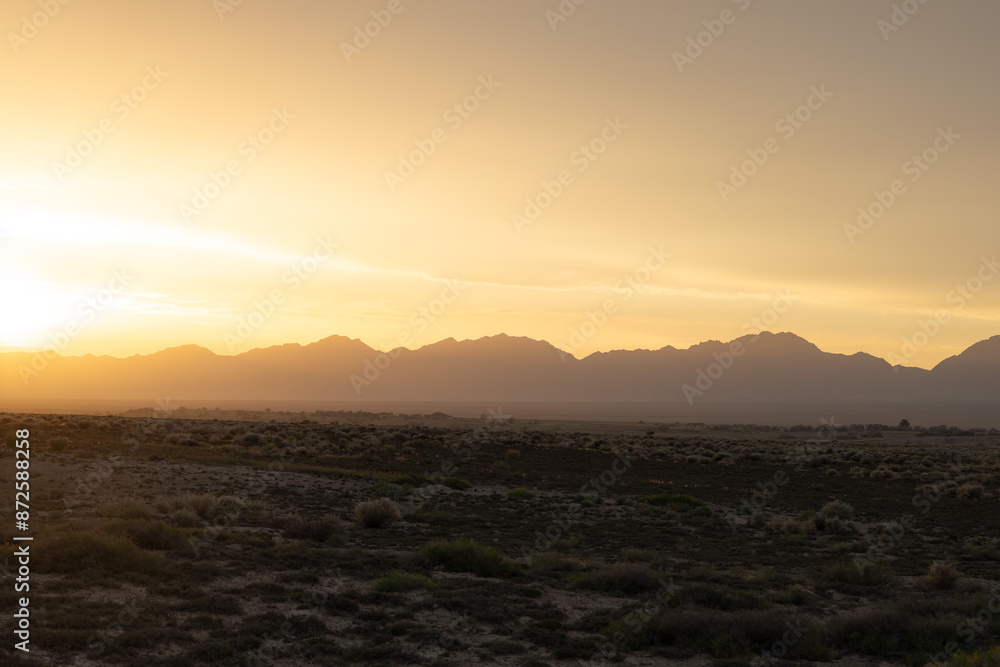 Obraz premium Sunset in Altyn Emel Nature Park, Kazakhstan, steppe, desert | Закат в природном парке Алтын Эмель, Казахстан, степь, пустыня