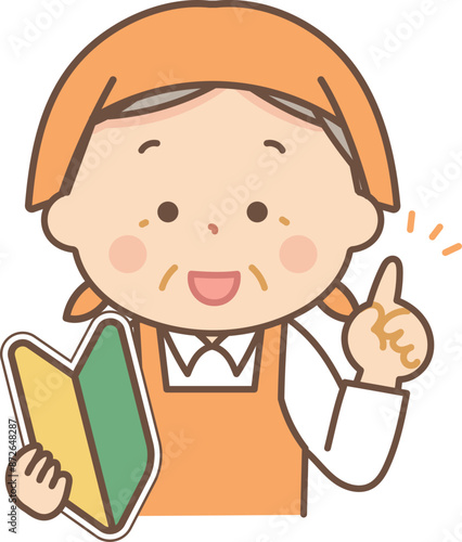 ポイントを説明するエプロン姿のシニア女性