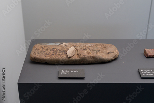 Foto scratched stone and burin, (around 19000 BC), Navarra,Spain