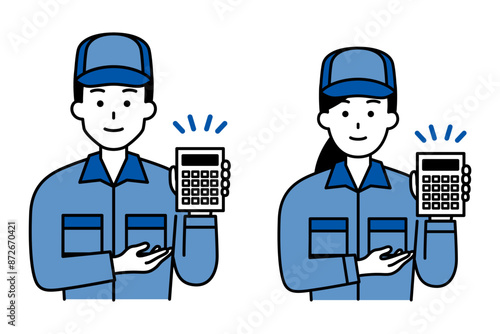 電卓を見せるつなぎ作業服の男女　セット