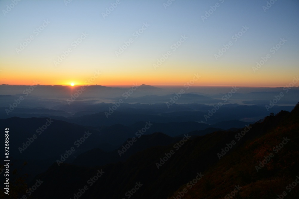 Fototapeta premium 鹿島槍ヶ岳から見た朝日
