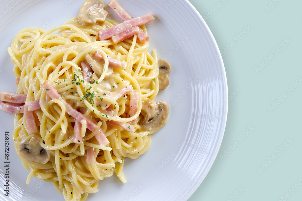 白いプレートに盛り付けられたスパゲッティ,カルボナーラ 白いプレートに盛り付けられたスパゲッティ,カルボナーラ