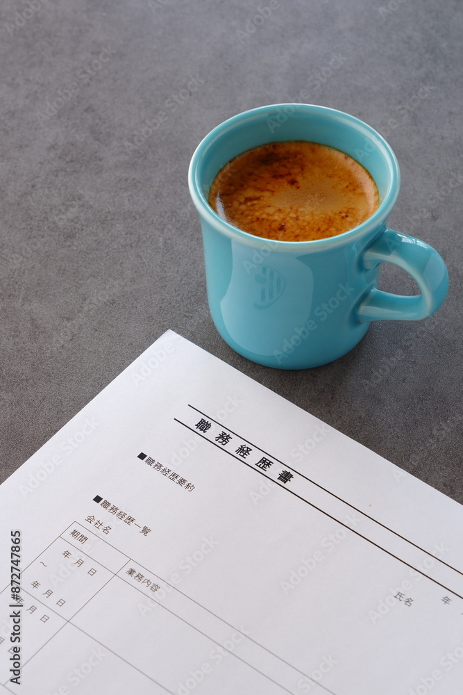コーヒーを飲みながら、転職活動に欠かせない職務経歴書を書く
コーヒーを飲みながら、転職活動に欠かせない職務経歴書を書く