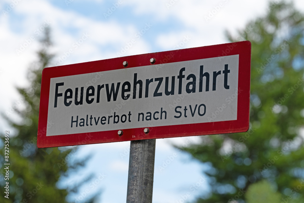 Schild für Feuerwehrzufahrt in einer Nahaufnahme Schild für Feuerwehrzufahrt in einer Nahaufnahme