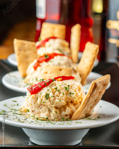 Schilderij op canvas aperitivo típico español formado por ensaladilla rusa y gildas que son pequeños