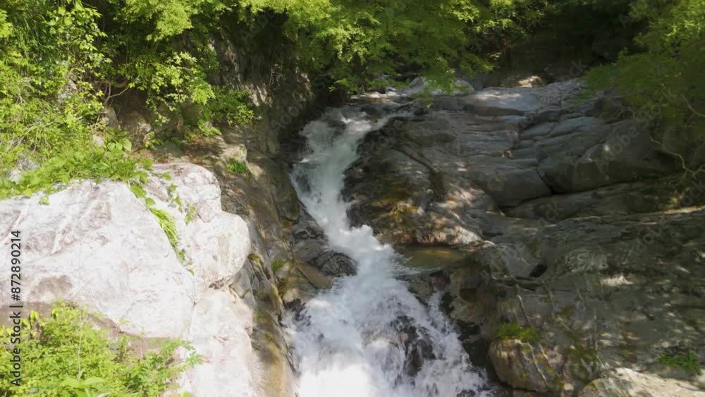 ドローンで撮影した日本の綺麗な滝「観音の滝」 ドローンで撮影した日本の綺麗な滝「観音の滝」
