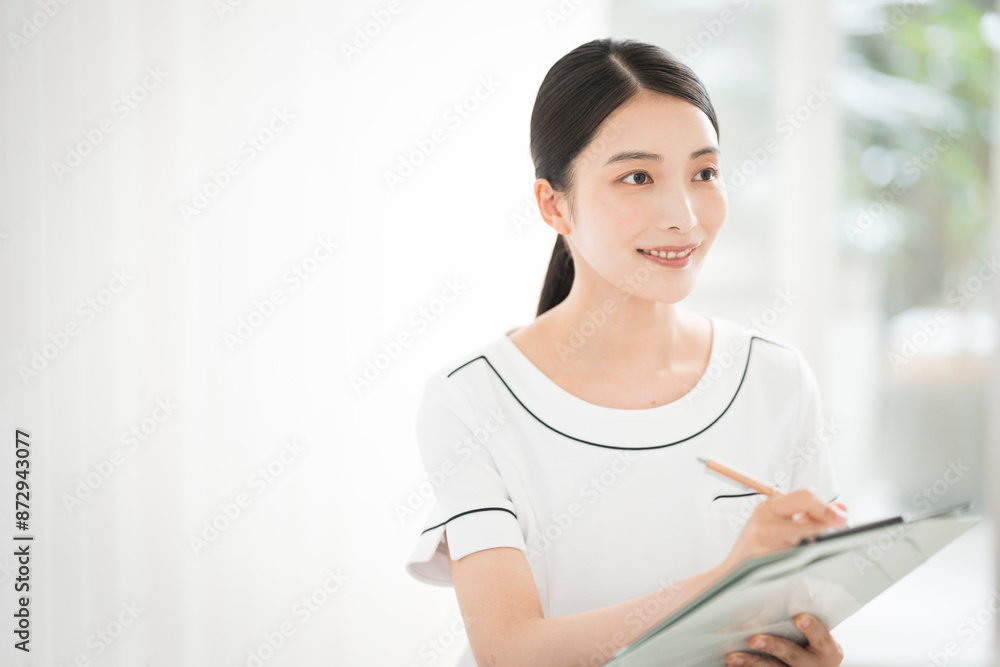 エステティシャン/セラピスト。彼女はカウンセリングをしている。