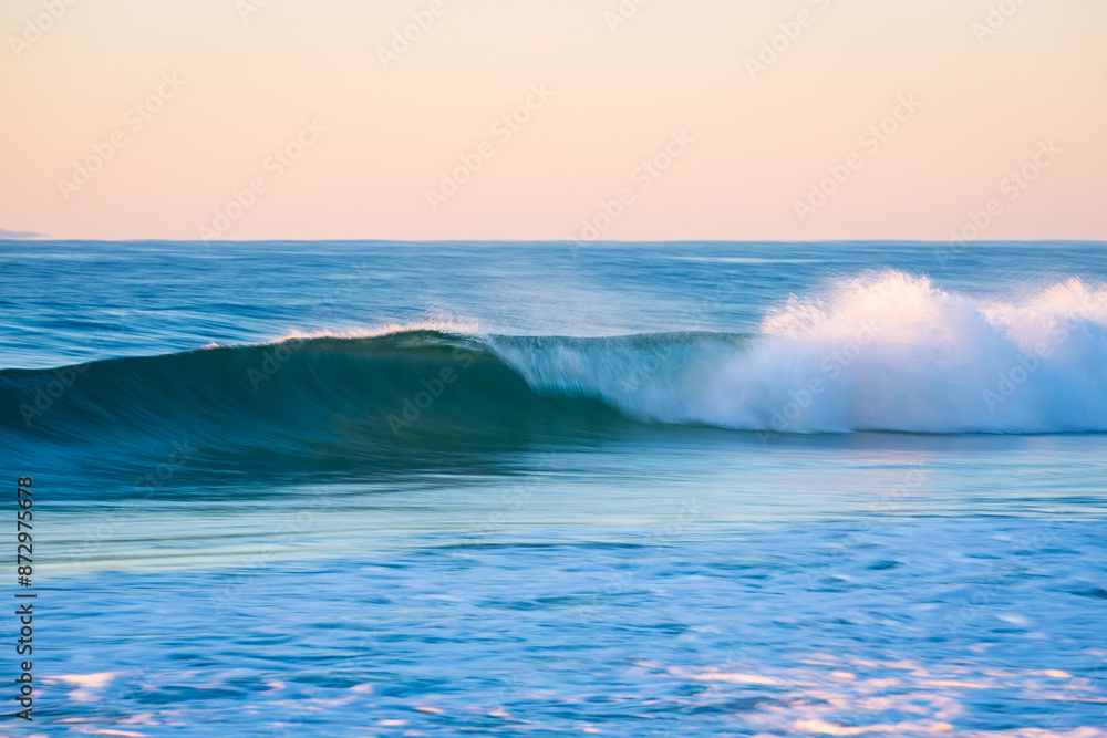 Obraz premium Breaking wave in motion at the beach.