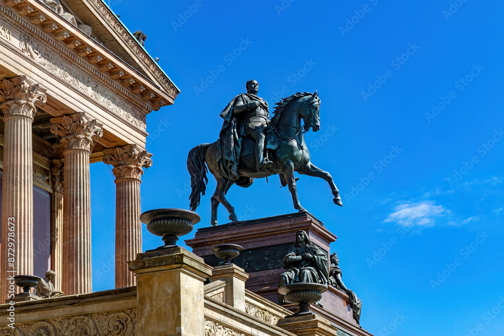 Fototapeta premium Reiterstandbild Friedrich Wilhelm IV in Berlin, ehemaliger König von Preußen 