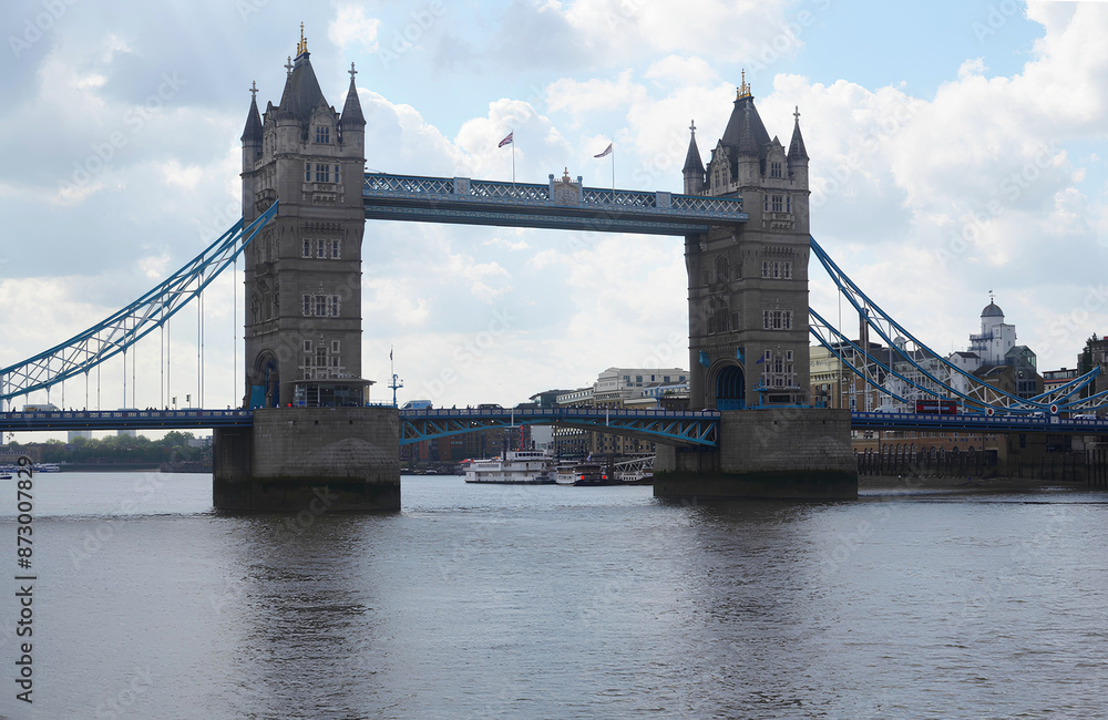 Obraz premium London Bridge is a historic Thames crossing in London, connecting the City to Southwark.