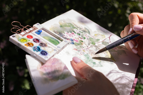 Foto Watercolor painting in women hands