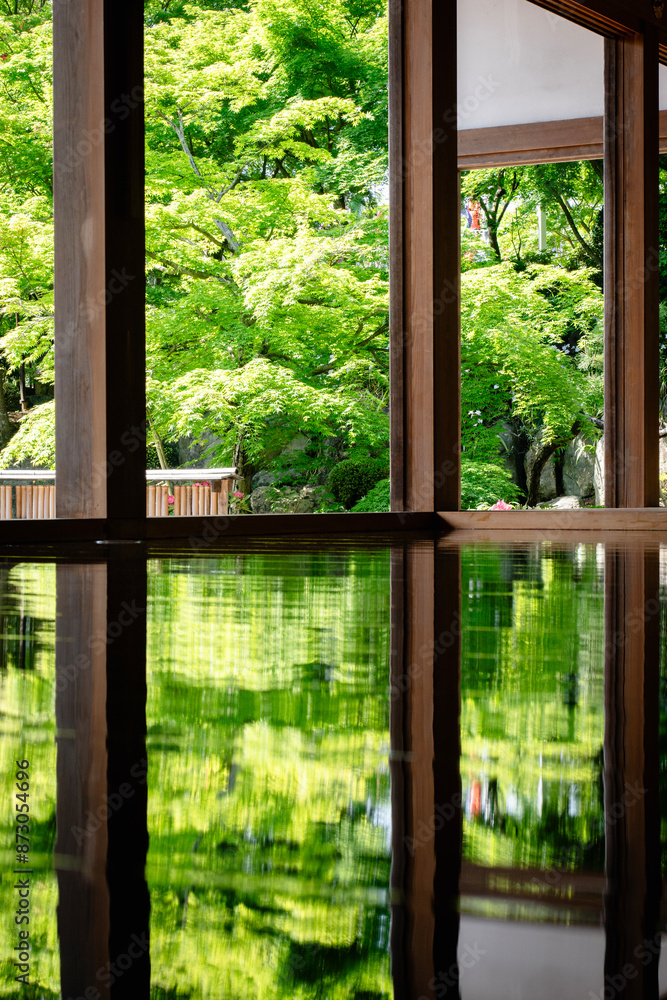 宝徳寺の春の床もみじ 縦 宝徳寺の春の床もみじ 縦