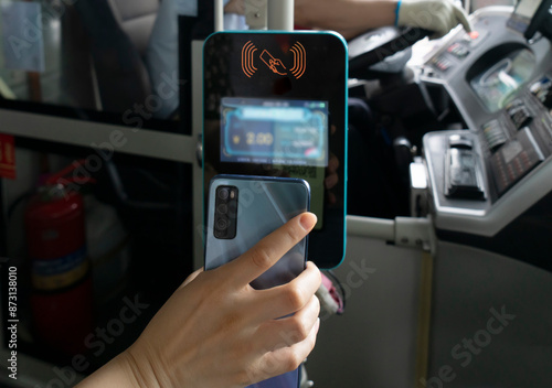 Obraz na płótnie Scan the QR code on your phone and take a bus w salonie