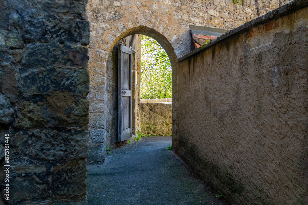 Fototapeta premium ein Tor in der Stadtmauer von Rothenburg ob der Tauber, Deutschland