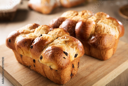 Obraz na płótnie Recette de délicieuse brioche aux pétites de chocolat réalisés par un boulanger