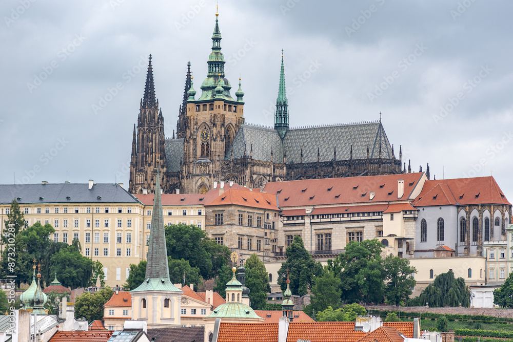 Obraz premium Cityscape view of Prague castle and Mala strana in Prague, capital of Czech republic