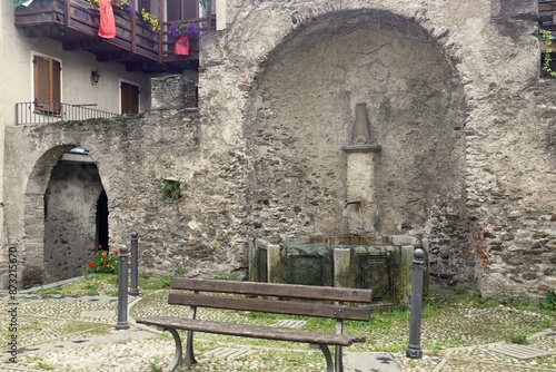 Fontana ottagonale di Piazza Parravicini photo