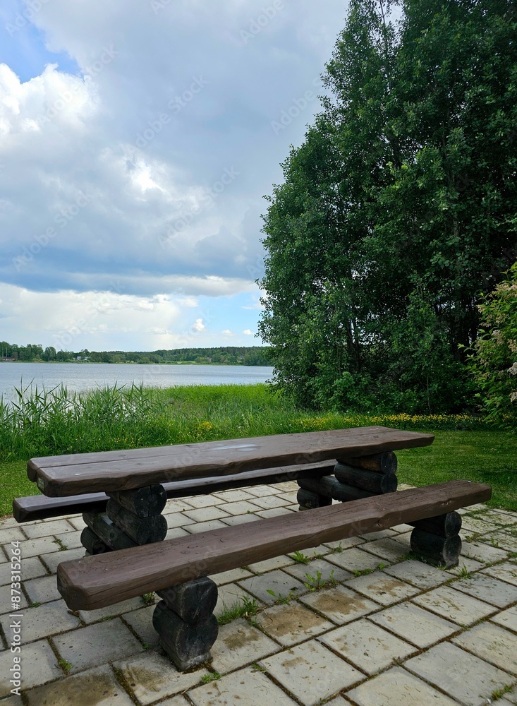 Obraz premium Bench by a lake 