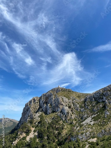 Turm auf Berg