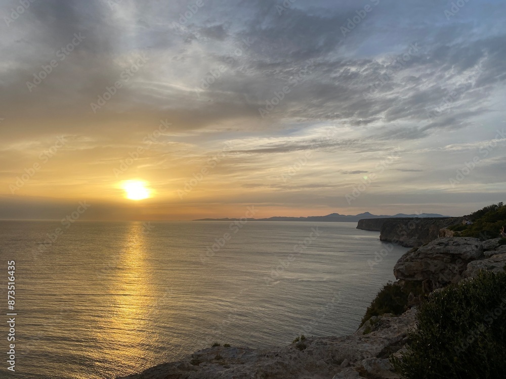 Sonnenuntergang an Klippe auf Mallorca Sonnenuntergang an Klippe auf Mallorca