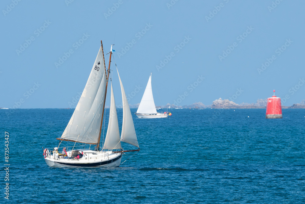 Fototapeta premium Voiliers dans le vent en baie de Perros-Guirec Louannec en Bretagne