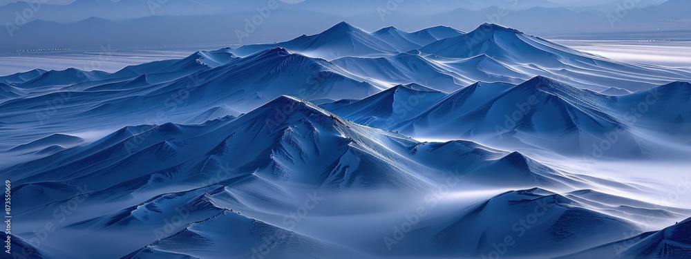 Obraz premium The mountains are covered in a thick layer of fog.