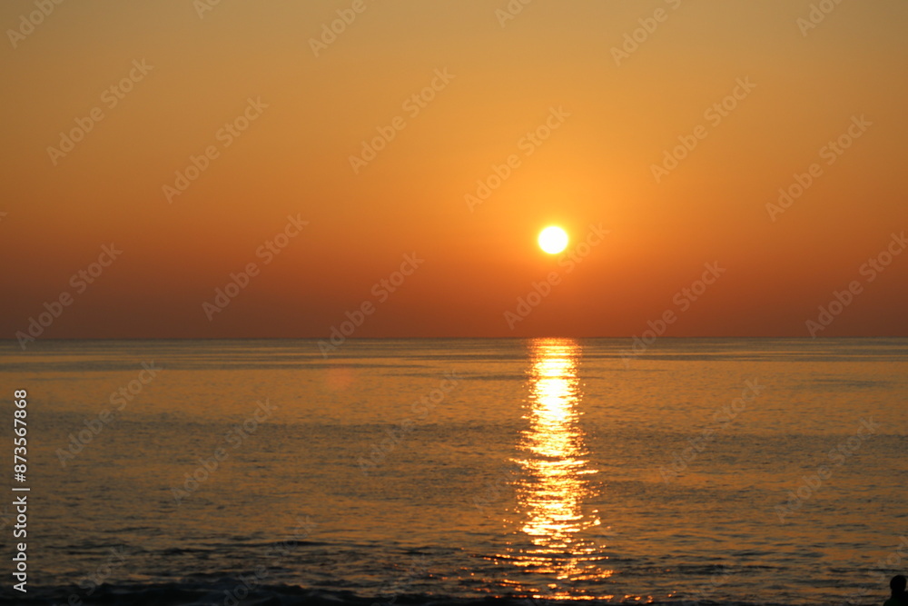 Obraz premium 水平線から登る太陽