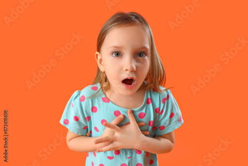 Shocked little girl on oran...