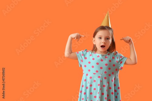 Shocked little girl pointin...