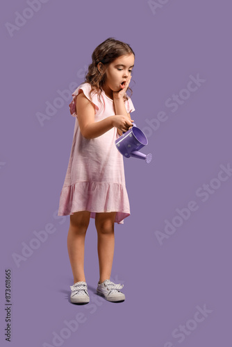 Shocked little girl with wa...