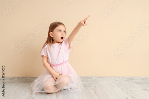 Shocked little girl pointin...