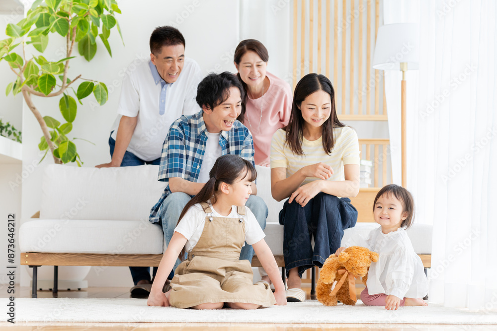 リビングでくつろぐ三世代家族